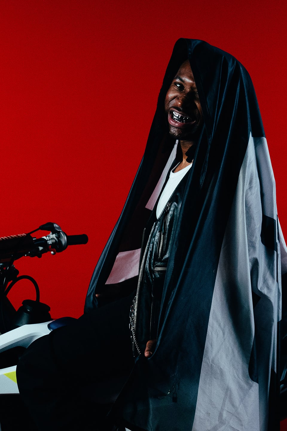 Homme sur une moto sur un fond rouge