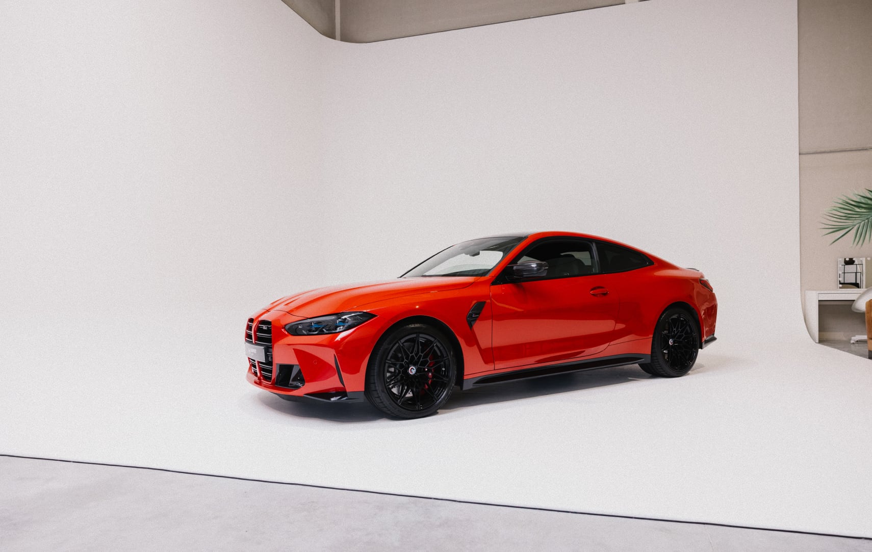 Photo d'une voiture dans le studio