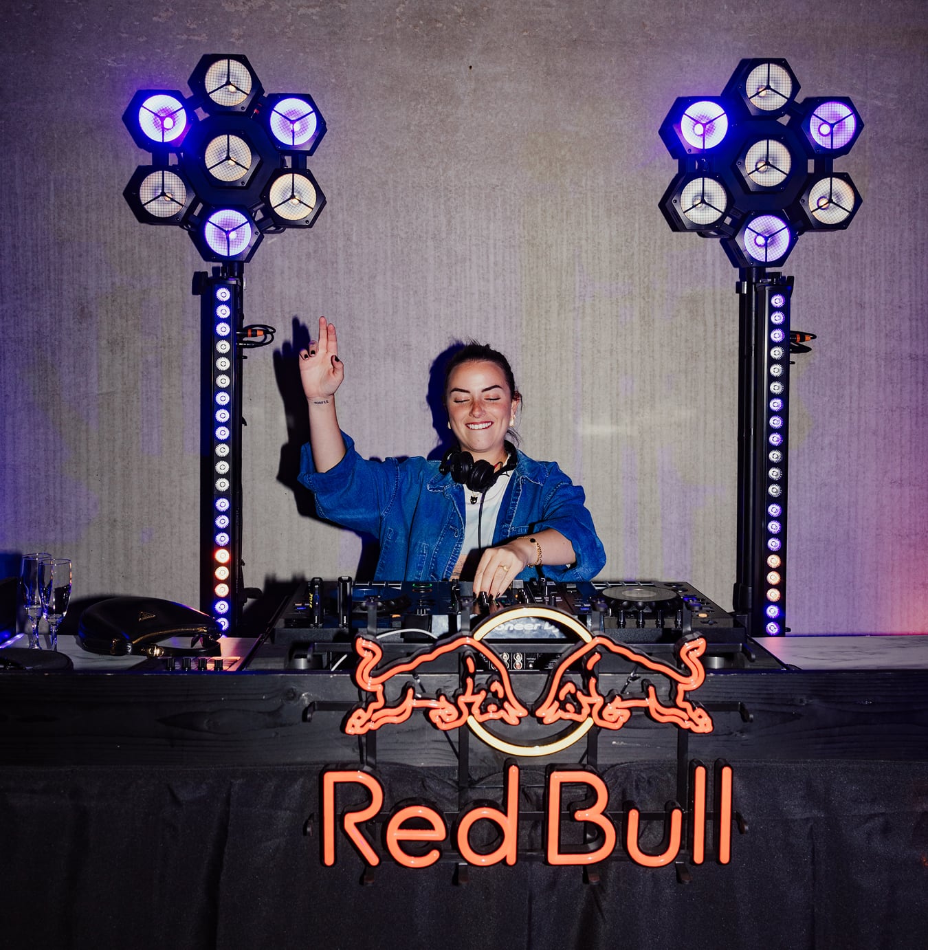 FIlle derrière le dj booth