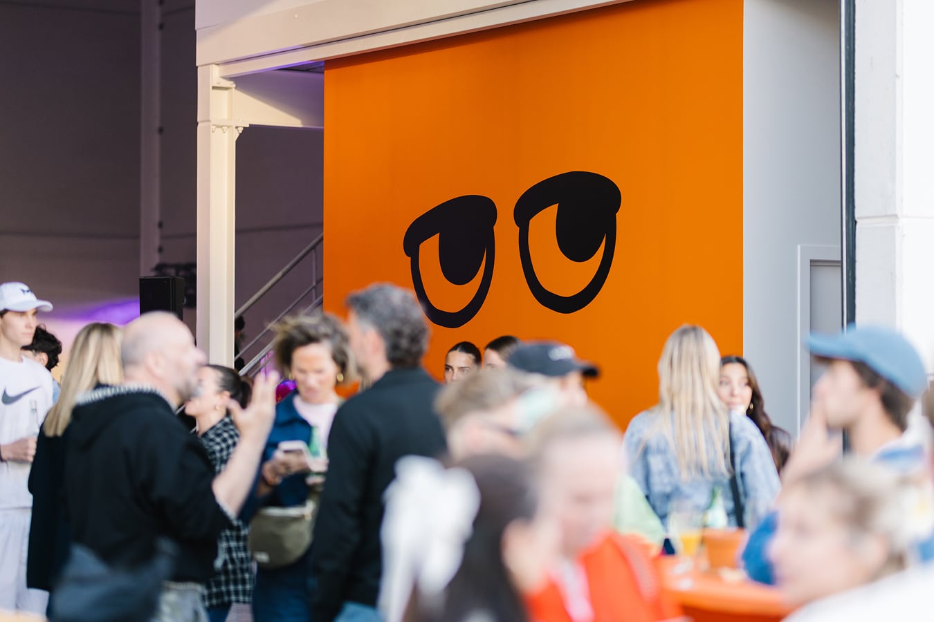 Personnes à un évènement dans le studio