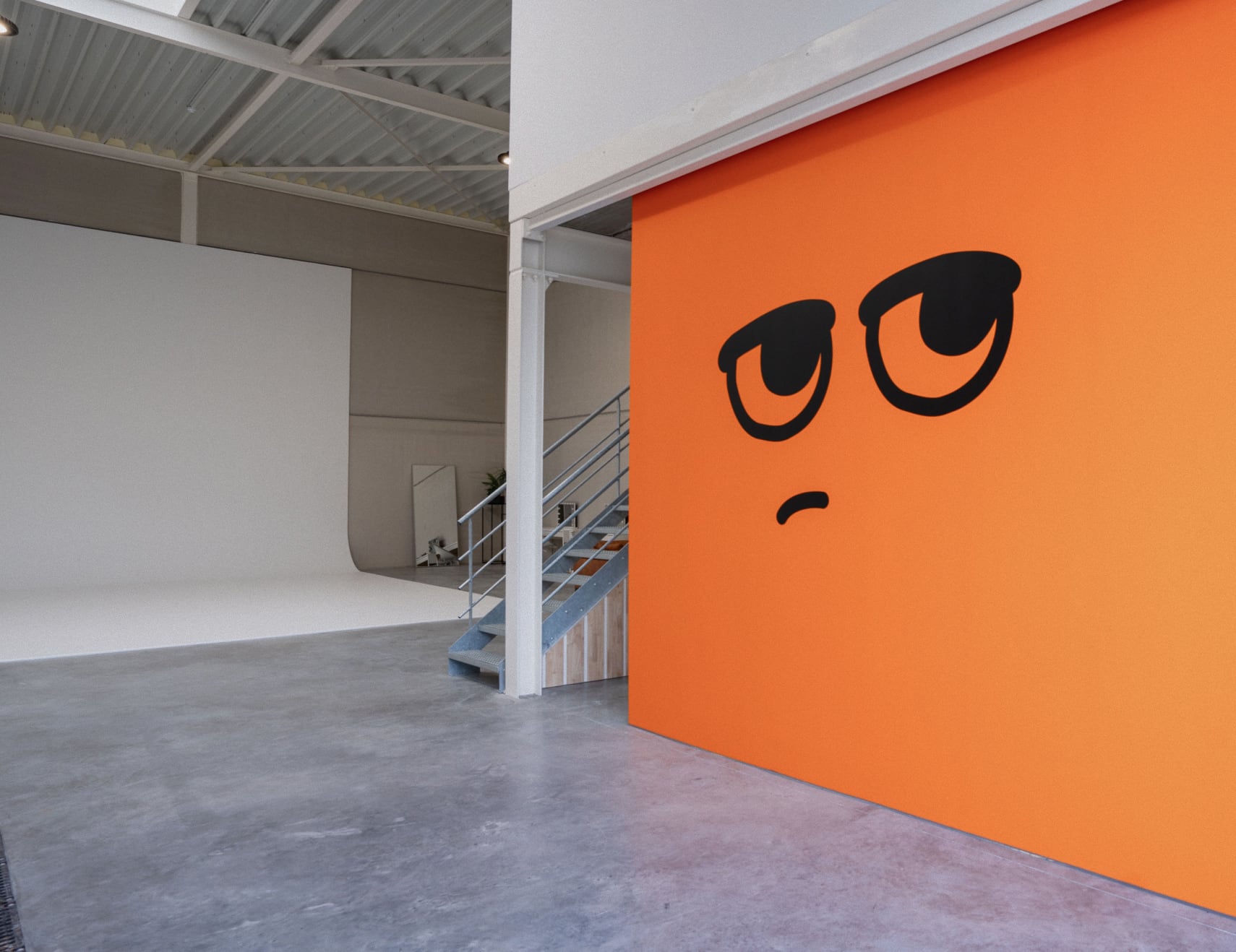 Photo du mur du studio avec le logo